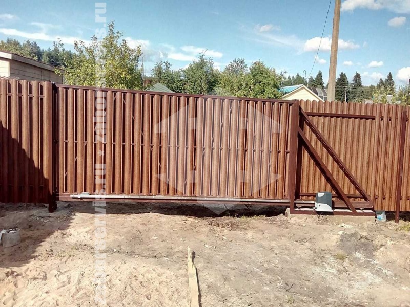 Забор из металлического штакетника под дерево 32 метра