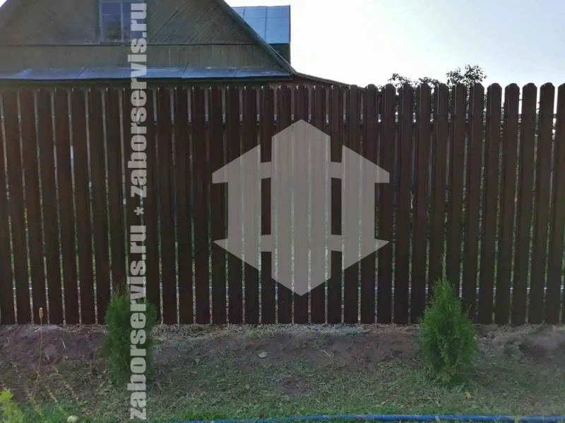 Забор из металлического штакетника коричневый 67 метров