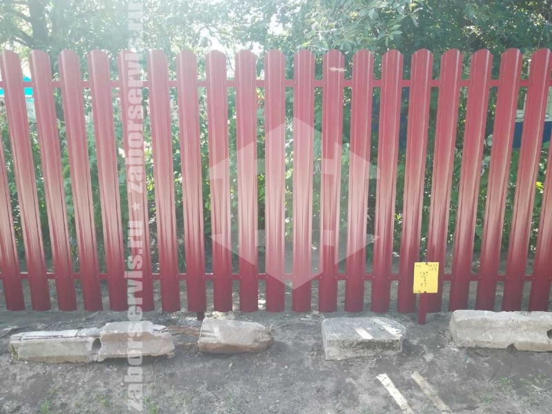 Забор из металлического штакетника красный 77 метров
