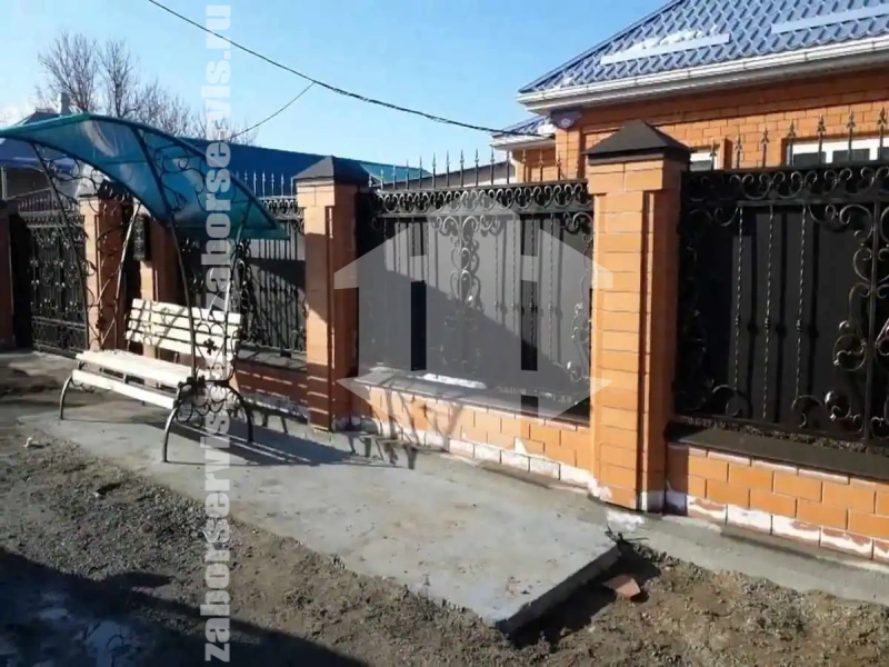 Кованый забор на ленточном фундаменте 40 метров