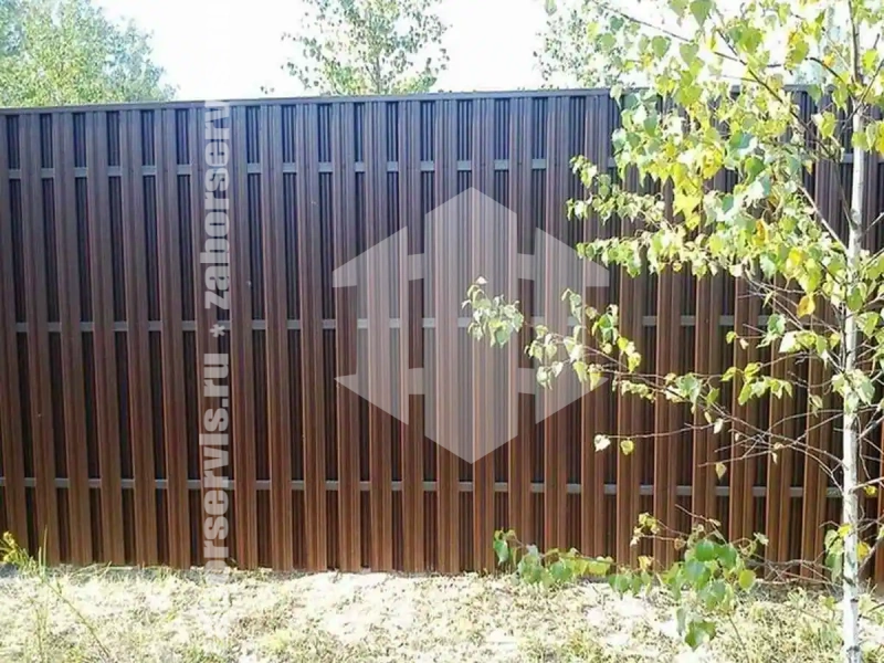 Заборы из металлического штакетника шахматка 53 метра