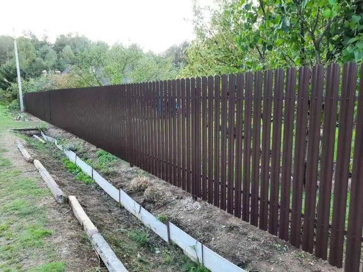 Забор из металлического штакетника с воротами 84 метра