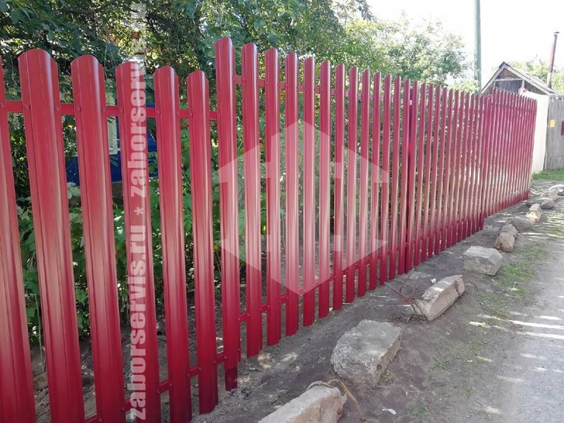 Забор из металлического штакетника красный 77 метров