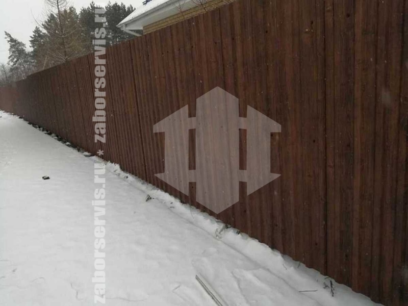 Забор из профнастила под дерево 64 метра