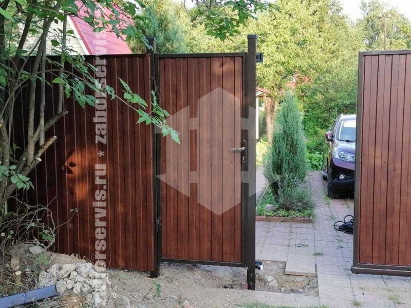 Забор из профнастила под дерево 41 метр