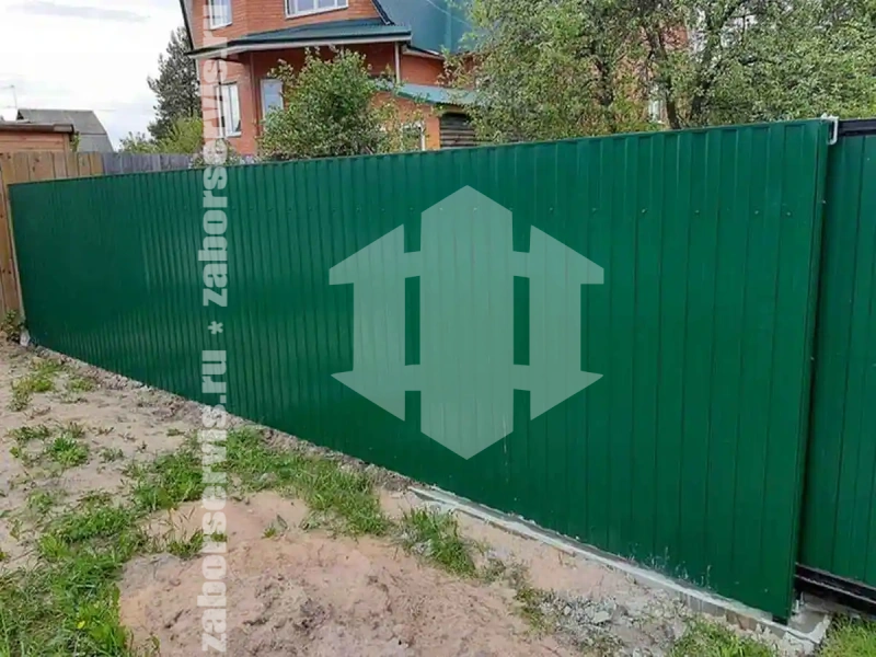 Забор из металлического штакетника с воротами 59 метров