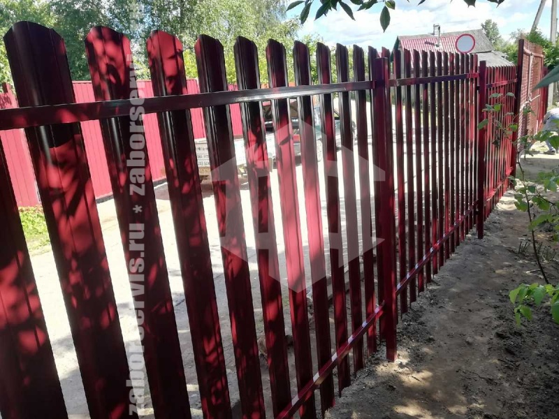 Забор из металлического штакетника красный 77 метров
