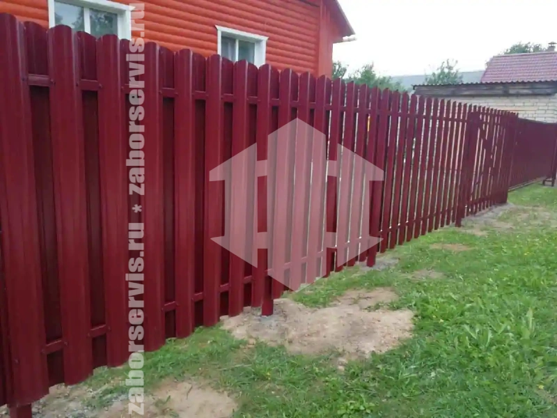 Заборы из металлического штакетника шахматка 73 метра