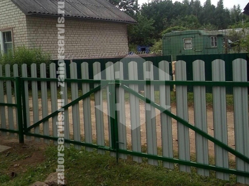 Забор из евроштакетника с забивными столбами 22 метра