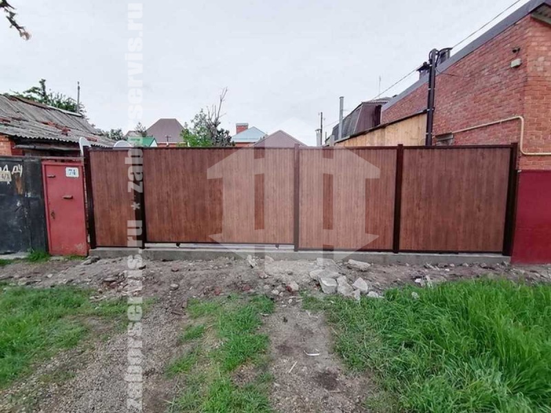 Забор из профнастила под дерево 58 метров