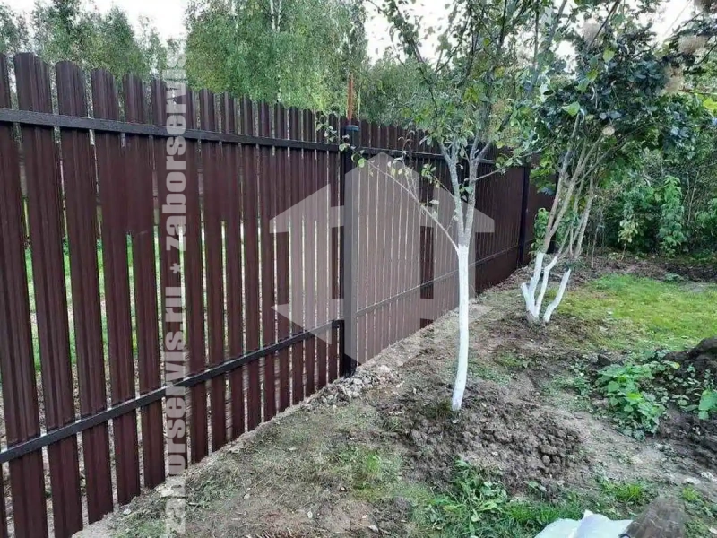 Забор из металлического штакетника с воротами 84 метра