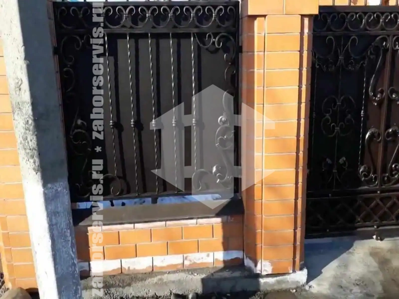 Кованый забор на ленточном фундаменте 40 метров