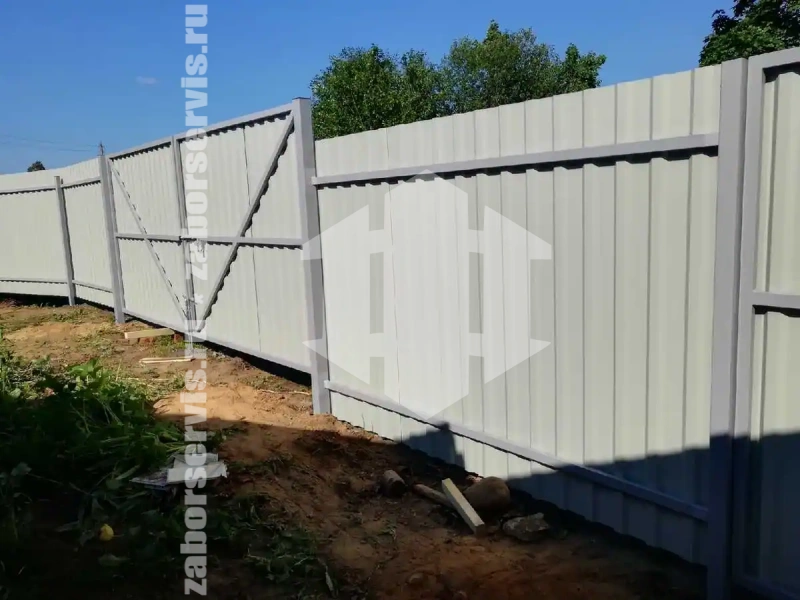 Забор из профнастила с утрамбовкой столбов щебнем 50 метров
