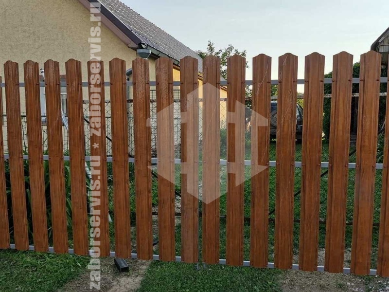 Забор из металлического штакетника под дерево 53 метра