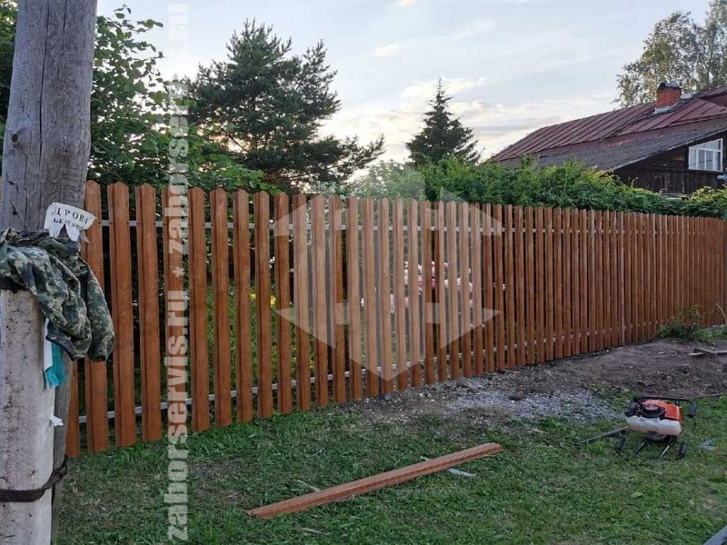 Забор из металлического штакетника под дерево 53 метра