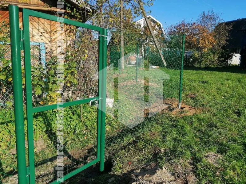 Забор из сетки рабицы в натяг с протяжкой арматуры 6 соток