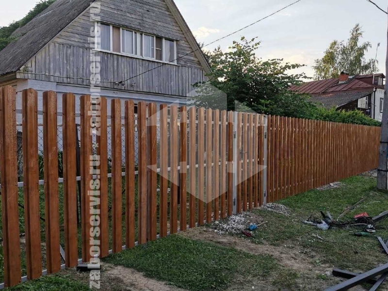 Забор из металлического штакетника под дерево 53 метра