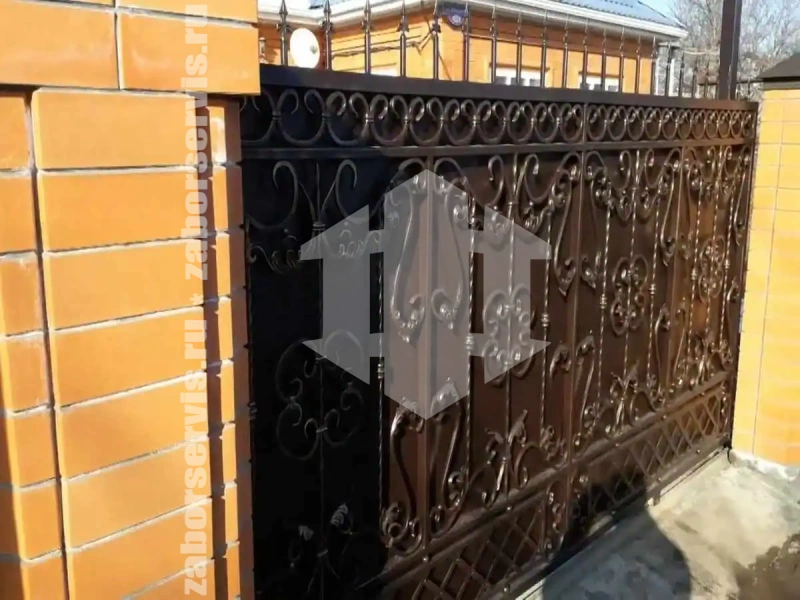 Кованый забор на ленточном фундаменте 40 метров