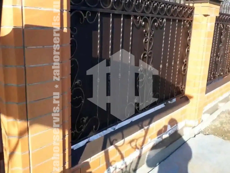 Кованый забор на ленточном фундаменте 40 метров