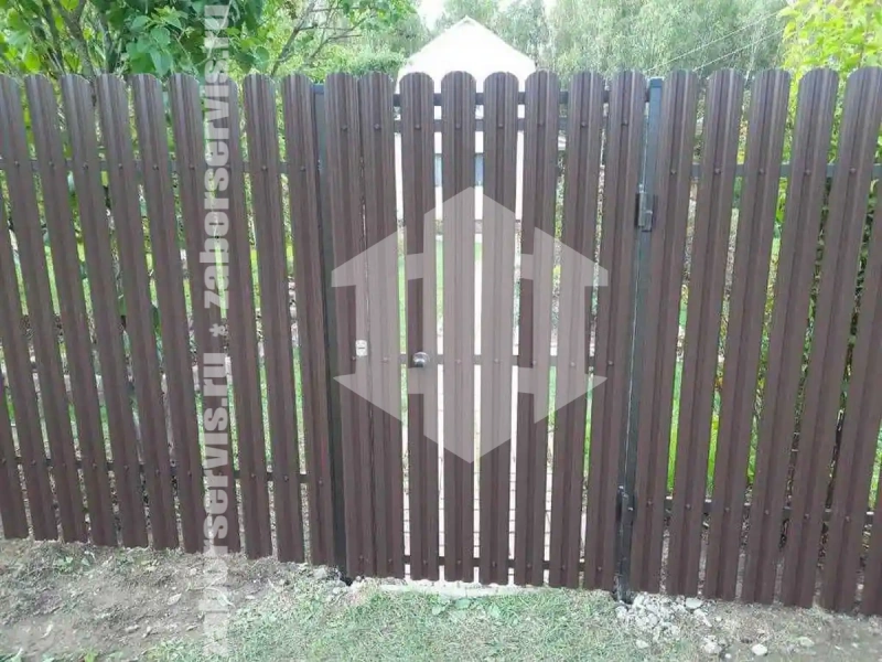 Забор из металлического штакетника с воротами 84 метра