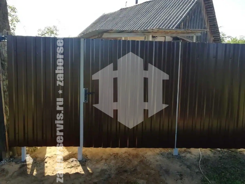 Забор из профнастила с утрамбовкой столбов щебнем 50 метров