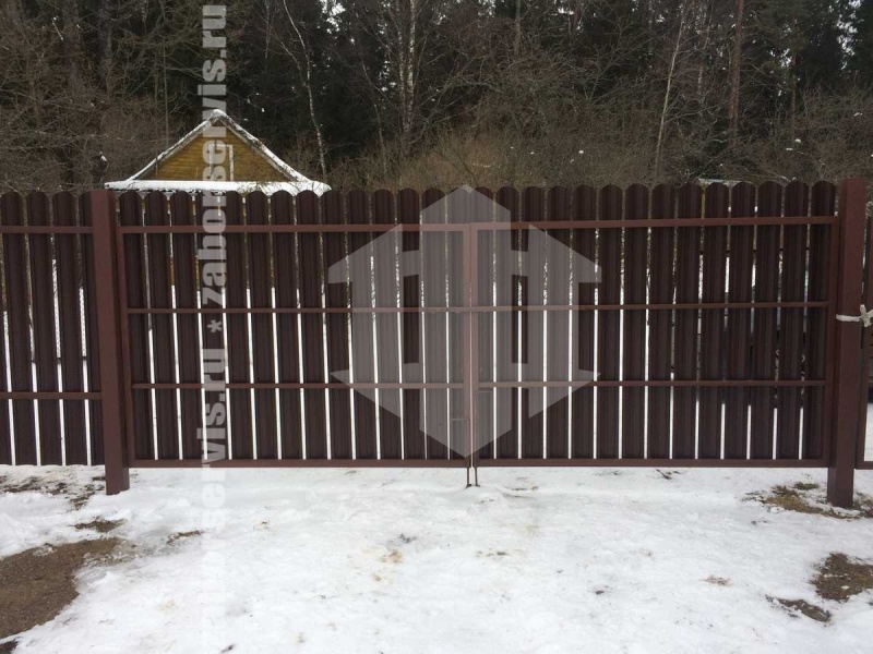 Забор из металлического штакетника с воротами 53 метра