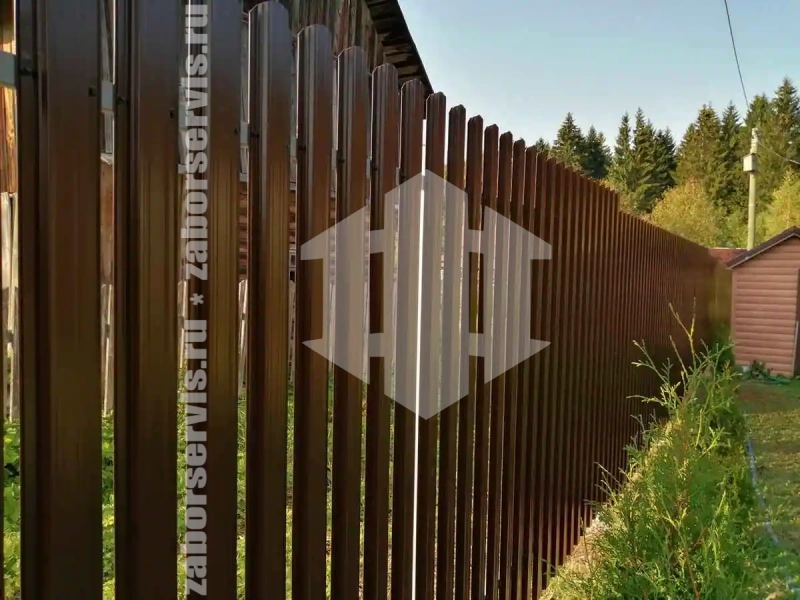 Забор из металлического штакетника коричневый 67 метров