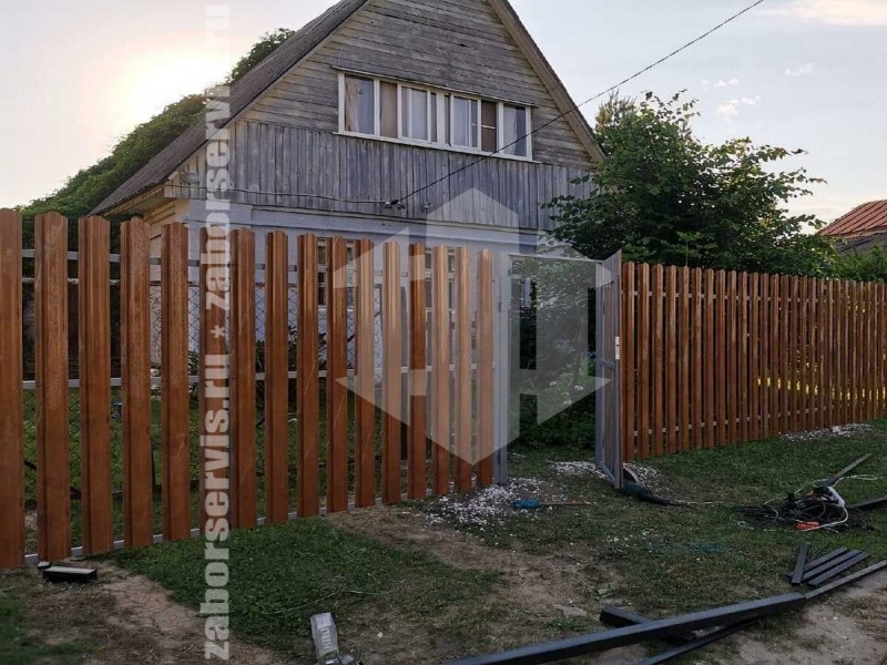 Забор из металлического штакетника под дерево 53 метра