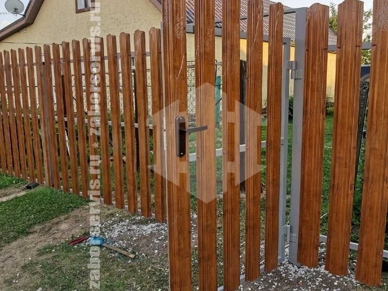 Забор из металлического штакетника под дерево 53 метра