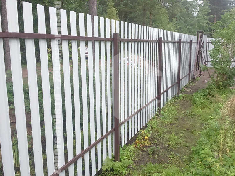 Забор из евроштакетника с утрамбовкой столбов щебнем 23 метра