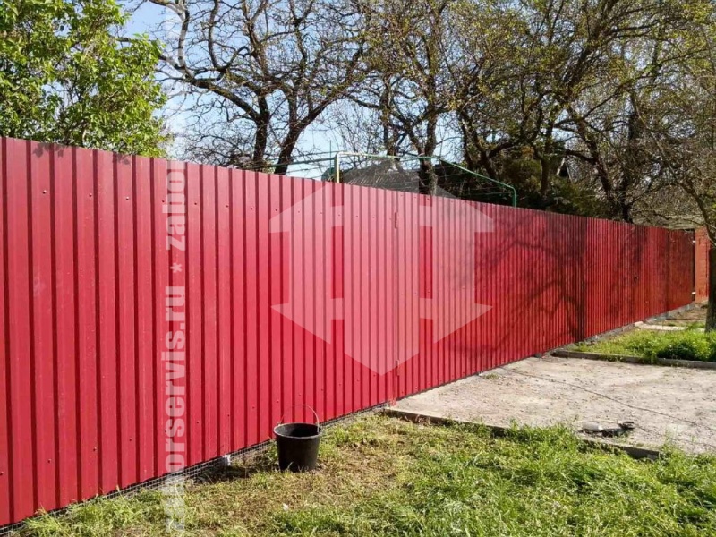 Забор из профнастила с забивными столбами 35 метров